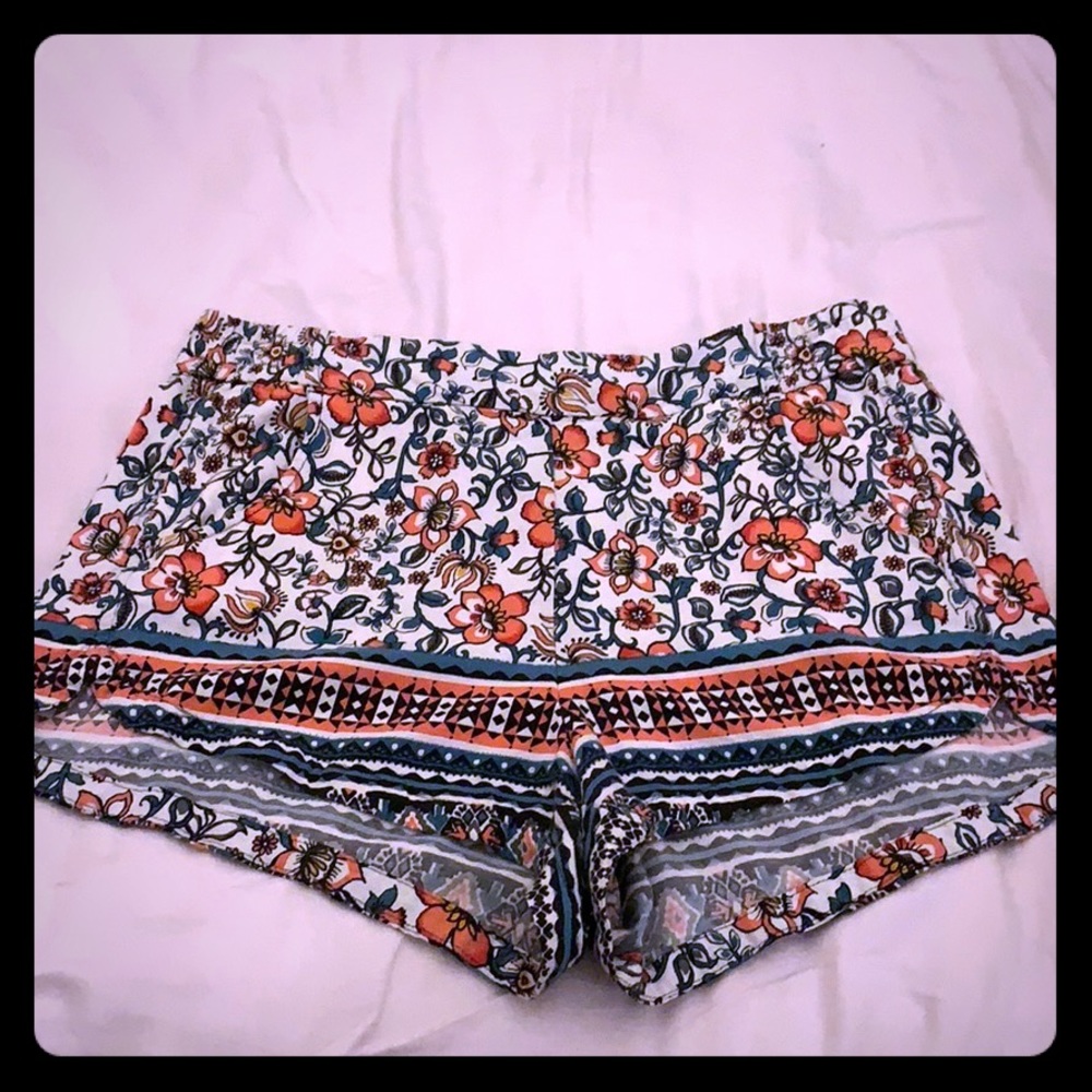 Stretchy, floral shorts